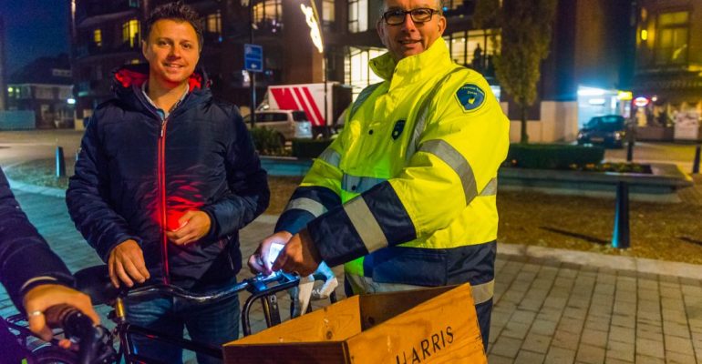 Geen bon maar lampjes. 'Daar kan je mee thuiskomen’ 2 OOZ verlichtingscontrole fiets politie 171103 M1B0853 Zeist Mel Boas 1080x720