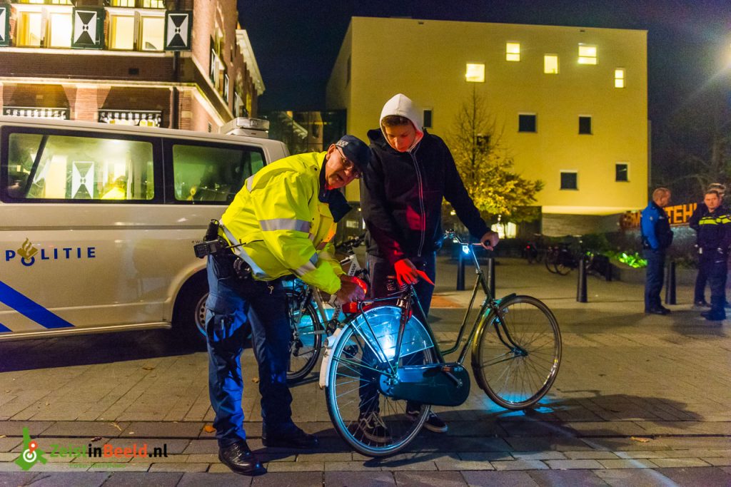 Geen bon maar lampjes. 'Daar kan je mee thuiskomen’ 4 OOZ verlichtingscontrole fiets politie 171103 M1B0879 Zeist Mel Boas