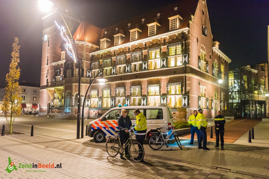 Geen bon maar lampjes. 'Daar kan je mee thuiskomen’ 3 OOZ verlichtingscontrole fiets politie 171103 M1B0883 Zeist Mel Boas